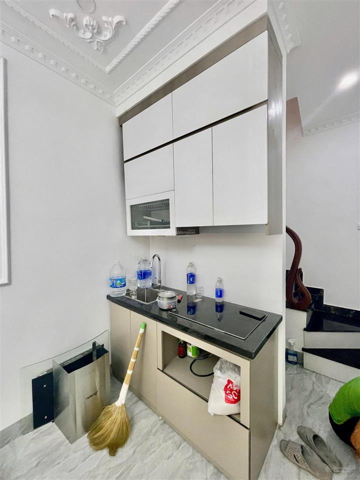 Cho thuê nhà ngọc khánh 30m2 x 6 tầng x 4 ngủ, full đồ, nhà mới xây, cách mặt đường 10m, ở luôn