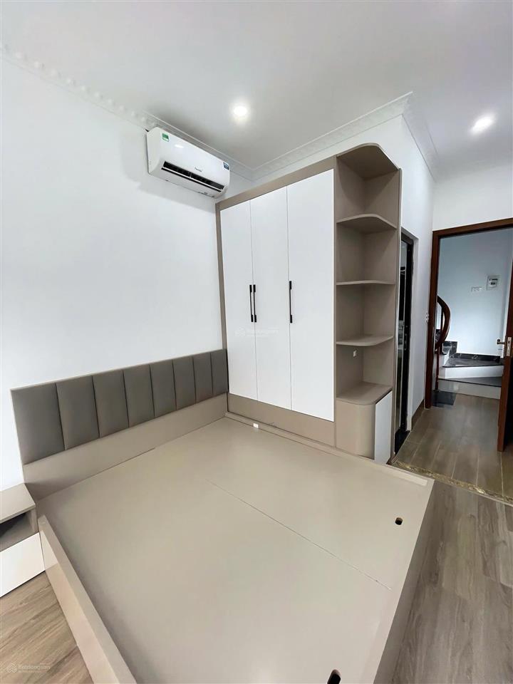 Cho thuê nhà ngọc khánh 30m2 x 6 tầng x 4 ngủ, full đồ, nhà mới xây, cách mặt đường 10m, ở luôn