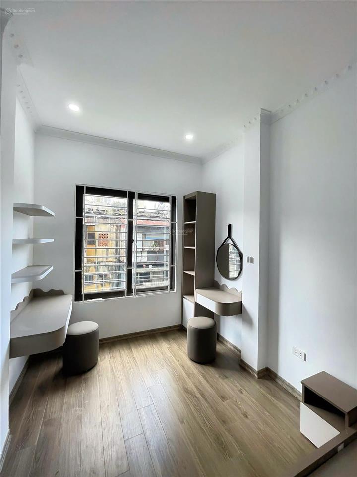 Cho thuê nhà ngọc khánh 30m2 x 6 tầng x 4 ngủ, full đồ, nhà mới xây, cách mặt đường 10m, ở luôn