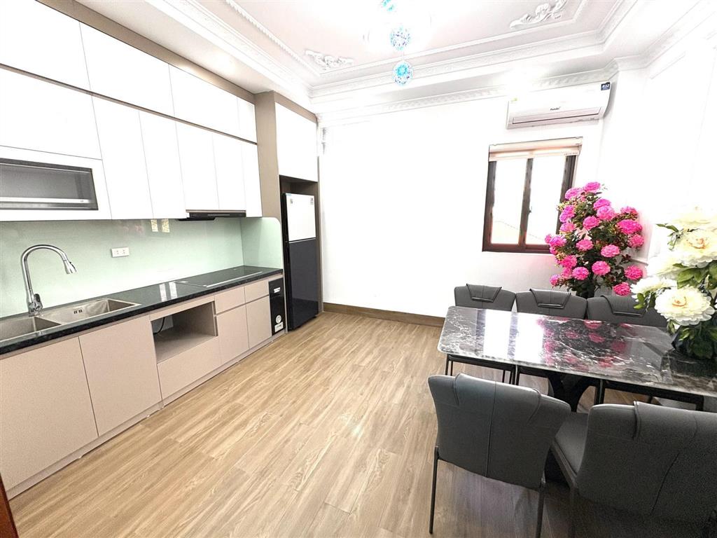 Cho thuê nhà 6 tầng thang máy, 7 ngủ, full nội thất cao cấp, ở ngay, nhà mới xây