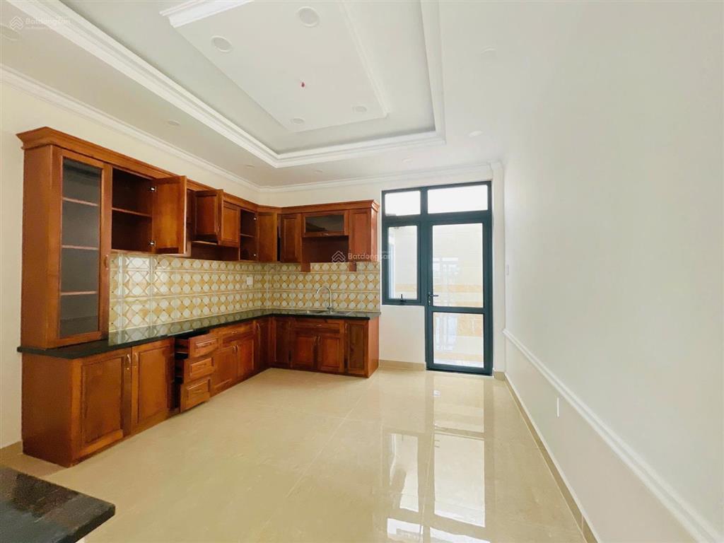 Nhà 1 trệt, lửng, 2 lầu, ql13, giá 7,8 tỷ.