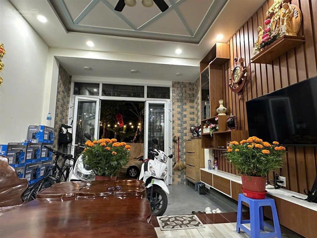 Nhà 1 trệt 2 lầu, ngay kdc hồng long, ql13, giá 7,5 tỷ.