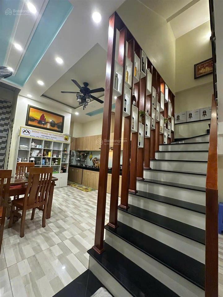 Nhà 1 trệt 2 lầu, ngay kdc hồng long, ql13, giá 7,5 tỷ.