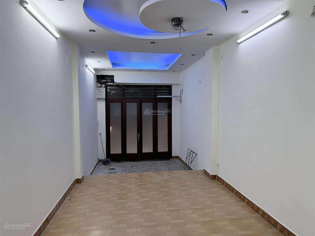 Gđ bên úc cho thuê nhà 36m2 4 tầng cửa cuốn cửa gỗ thông phòng