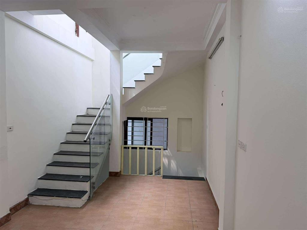 Gđ bên úc cho thuê nhà 36m2 4 tầng cửa cuốn cửa gỗ thông phòng