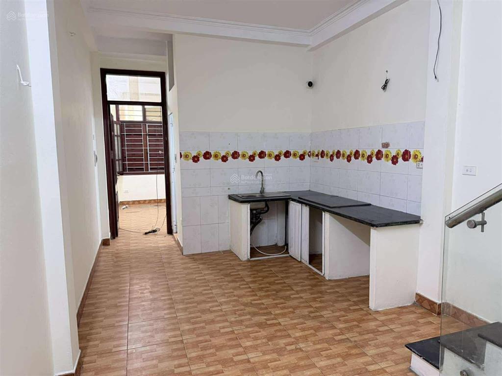 Gđ bên úc cho thuê nhà 36m2 4 tầng cửa cuốn cửa gỗ thông phòng