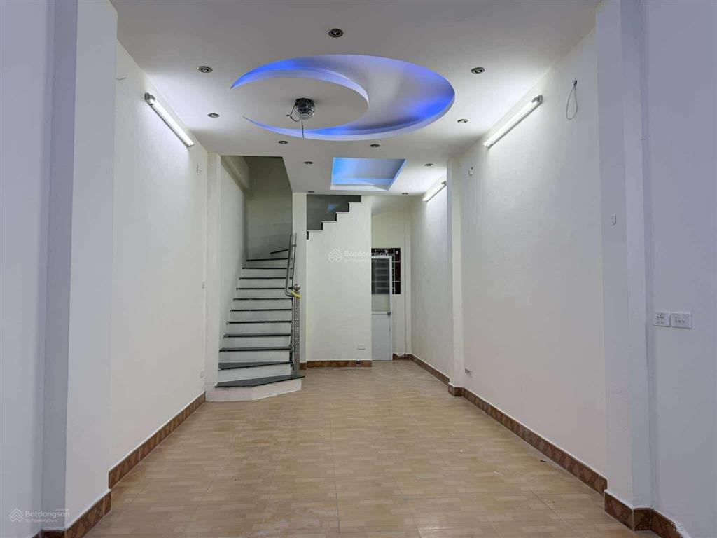 Gđ bên úc cho thuê nhà 36m2 4 tầng cửa cuốn cửa gỗ thông phòng