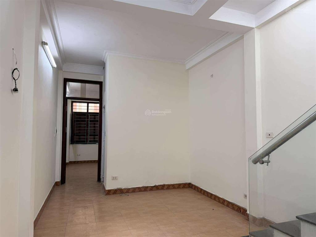 Gđ bên úc cho thuê nhà 36m2 4 tầng cửa cuốn cửa gỗ thông phòng
