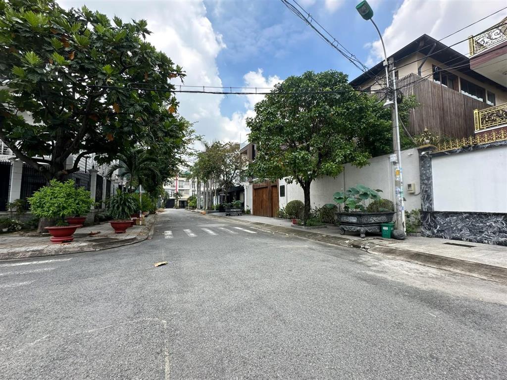 Biệt thự mt đường 32a khu ao sen  tên lửa, cách aeon chỉ 200m,10 x 20, 3 tấm + hầm xe hơi , 27 tỷ