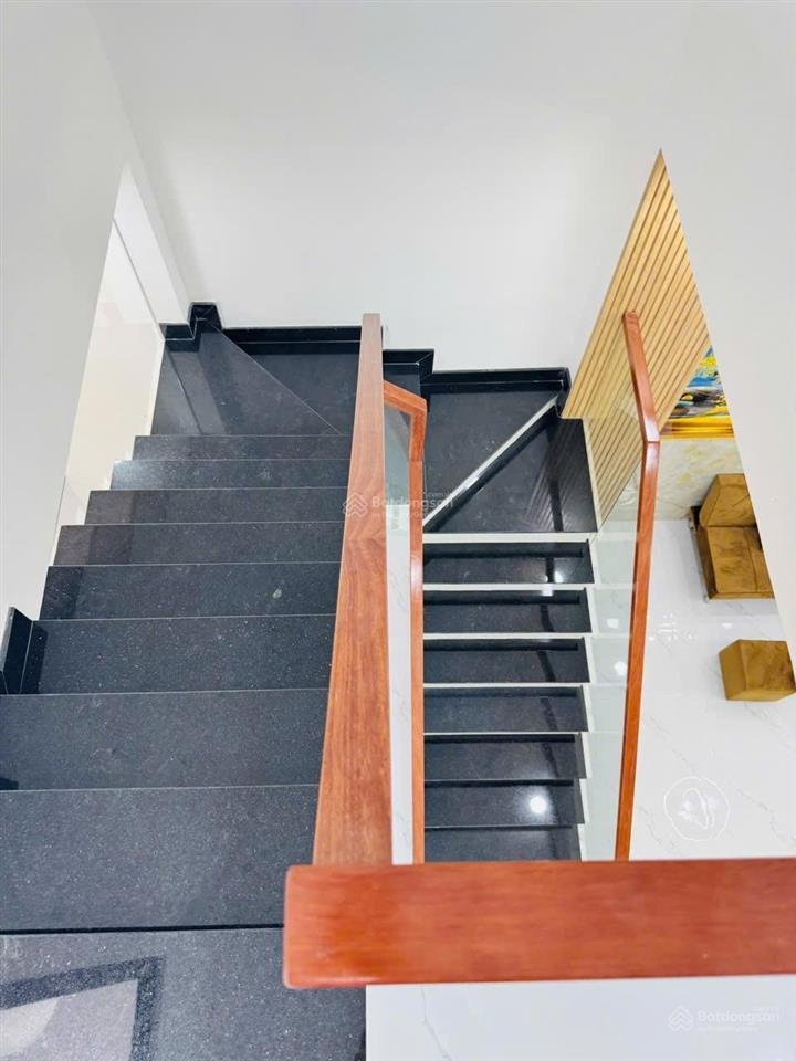Nhà hẻm xe tải chiến lược kế khu tên lửa, 4x18m, 1 trệt 1 lầu, nhà mới, nt cao cấp, giá tốt 6 tỷ