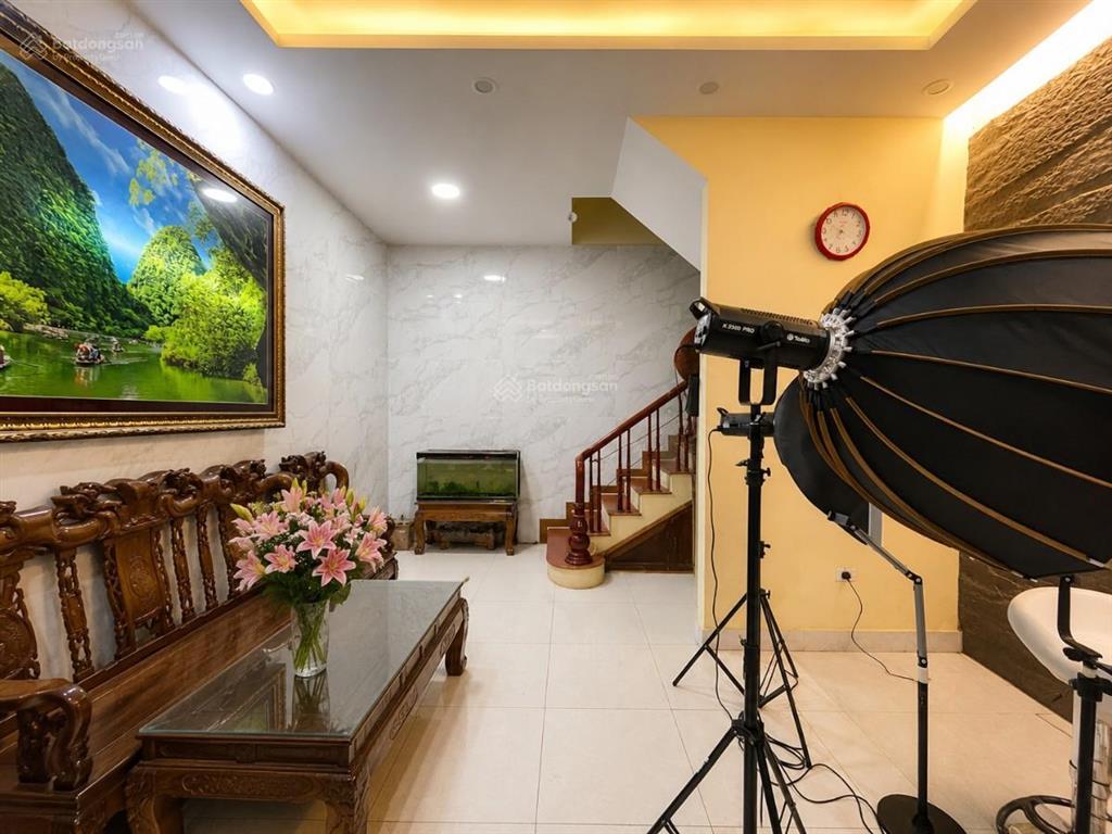 Nhà hào nam 40m² x 4 tầng đẹp, ngõ thông sát phố, mặt tiền 5m, chỉ 10 tỷ
