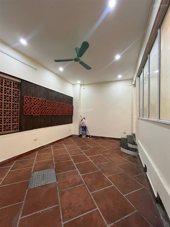 Cho thuê nguyên căn nhà 5 tầng dtsd 300m² ô tô tránh, 10m ra phố hoàng hoa thám chỉ 25tr/tháng