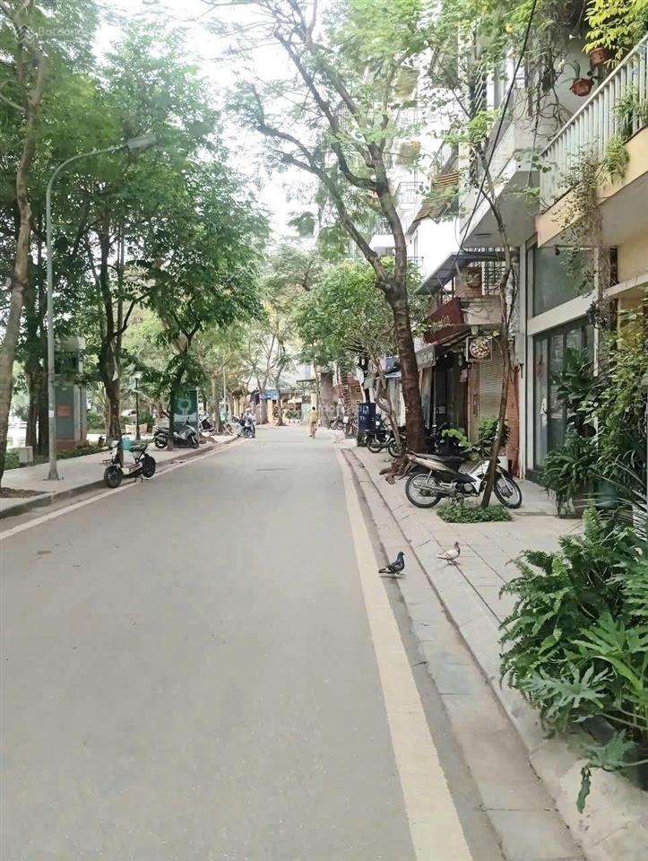 Cho thuê nguyên căn nhà 2 tầng dtsd 220m2 mặt phố trịnh công sơn giá 50tr/tháng