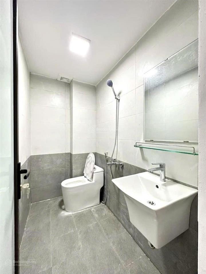 Nhà đẹp ở luôn ngõ cẩm văn thông tôn đức thắng và đê la thành 40m2 x 4 tầng nhỉnh 9 tỷ