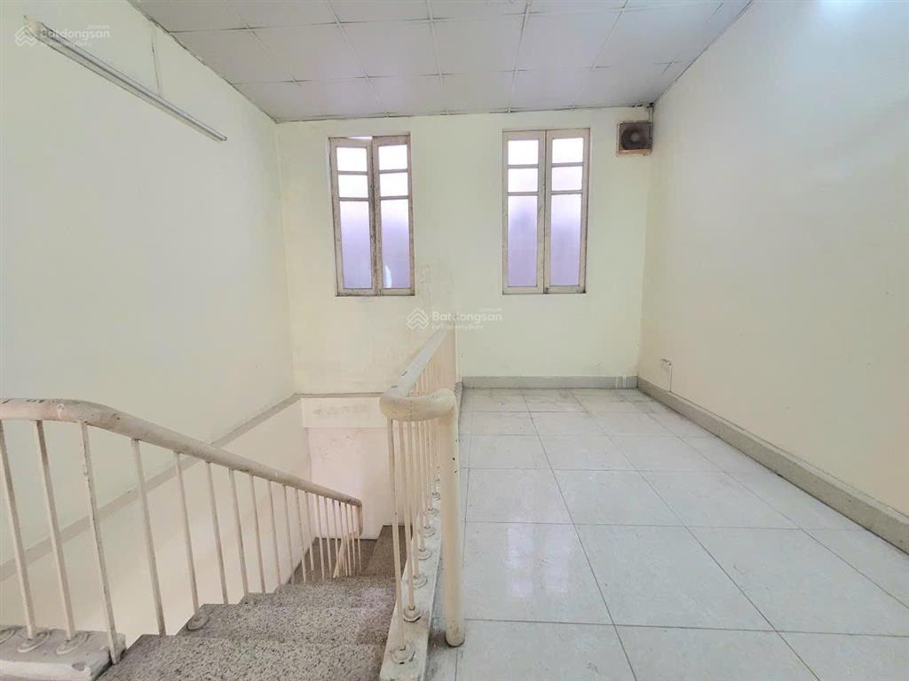 Cho thuê nguyên căn nhà khu phân lô vip nghĩa đô 65m2 x 2 tầng thông sàn chỉ 13tr/tháng