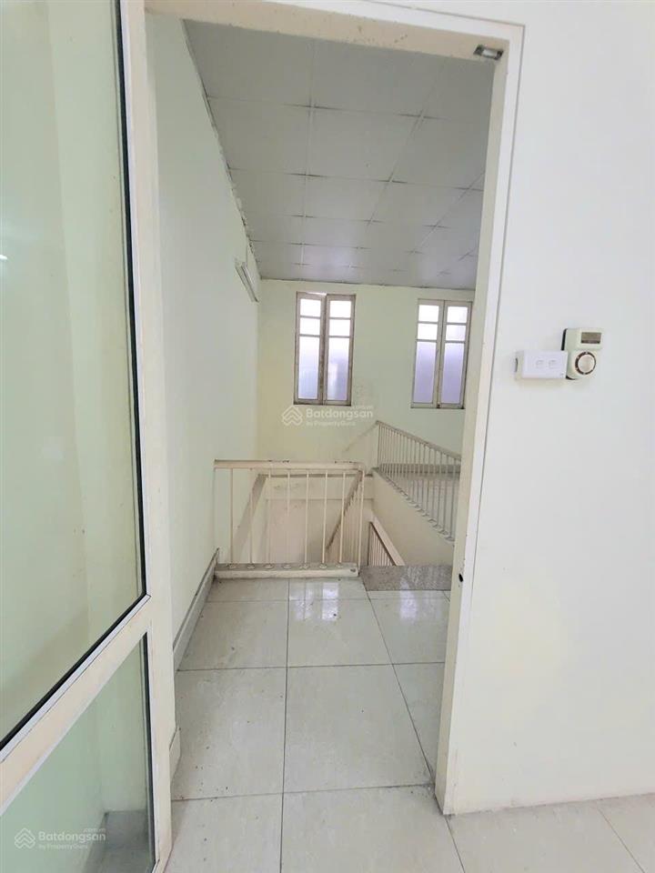 Cho thuê nguyên căn nhà khu phân lô vip nghĩa đô 65m2 x 2 tầng thông sàn chỉ 13tr/tháng