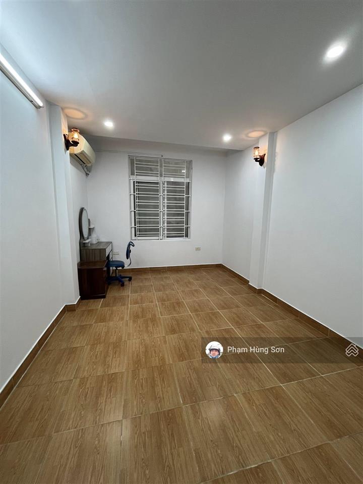 Cực hiếm nhà trung phụng  đống đa 26m2 6 tầng, trước nhà có sân để xe, ngõ yên tĩnh, dân xây kcbt