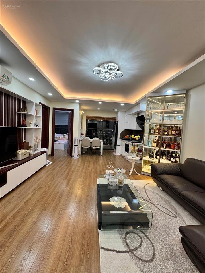Nhà tôi cần bán gấp căn hộ 70m2 full đồ như hình, rõ ràng giá tốt.  0975 226 ***