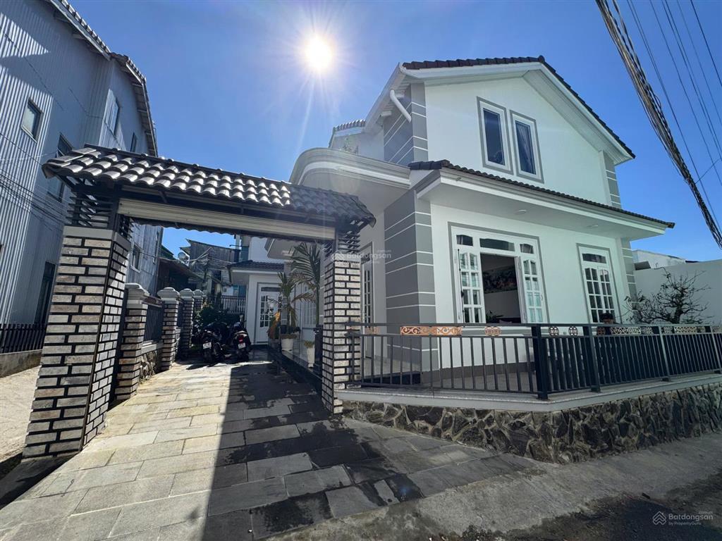 Biệt thự 3 mặt tiền hẻm thông thoáng. cách hồ xuân hương 5km. giá 10,5 tỷ