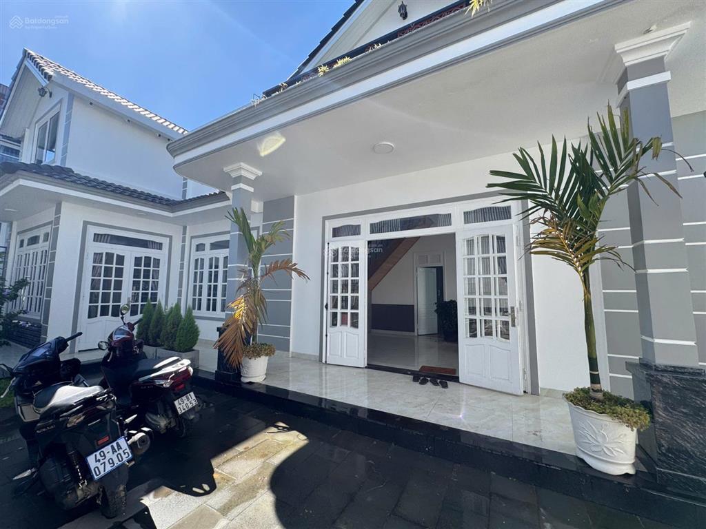 Biệt thự 3 mặt tiền hẻm thông thoáng. cách hồ xuân hương 5km. giá 10,5 tỷ