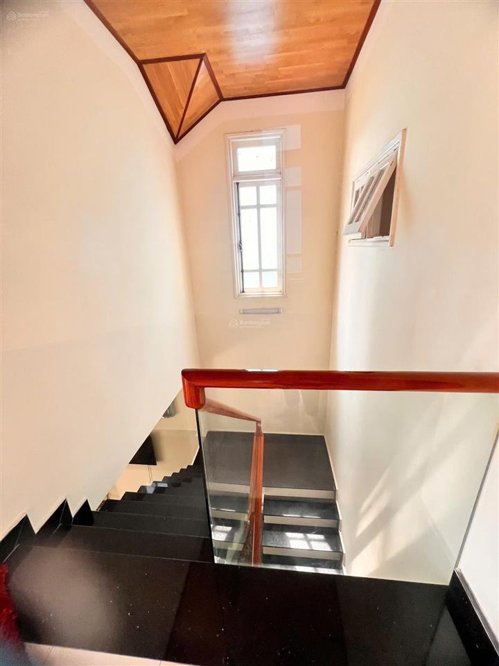 Bán căn nhà tại trần quý cáp 110m2, đường nhựa ô tô tận nhà, giá 6 tỷ 990tr