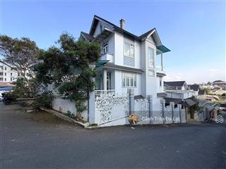 Bán căn villa góc hai mặt tiền đường. diện tích tốt, sân trước sân sau thông thoáng. 19,5 tỷ