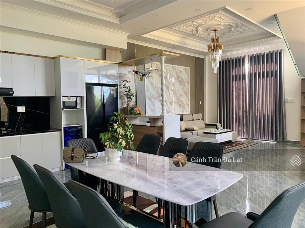 Villa mới vào vận hành ngay, với 272m có 5 phòng ngủ. lượng khách có sẵn khá đều.
