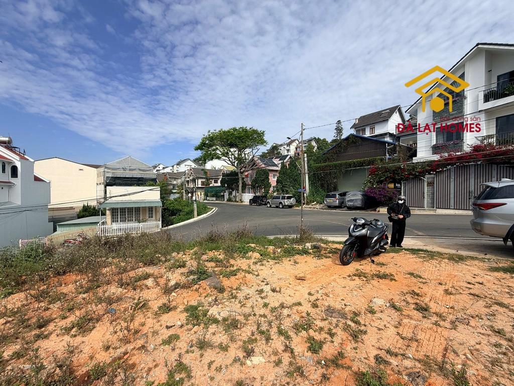 Lô góc 2 mặt tiền thoáng, có view. với dt 687,5m2  full đất ở