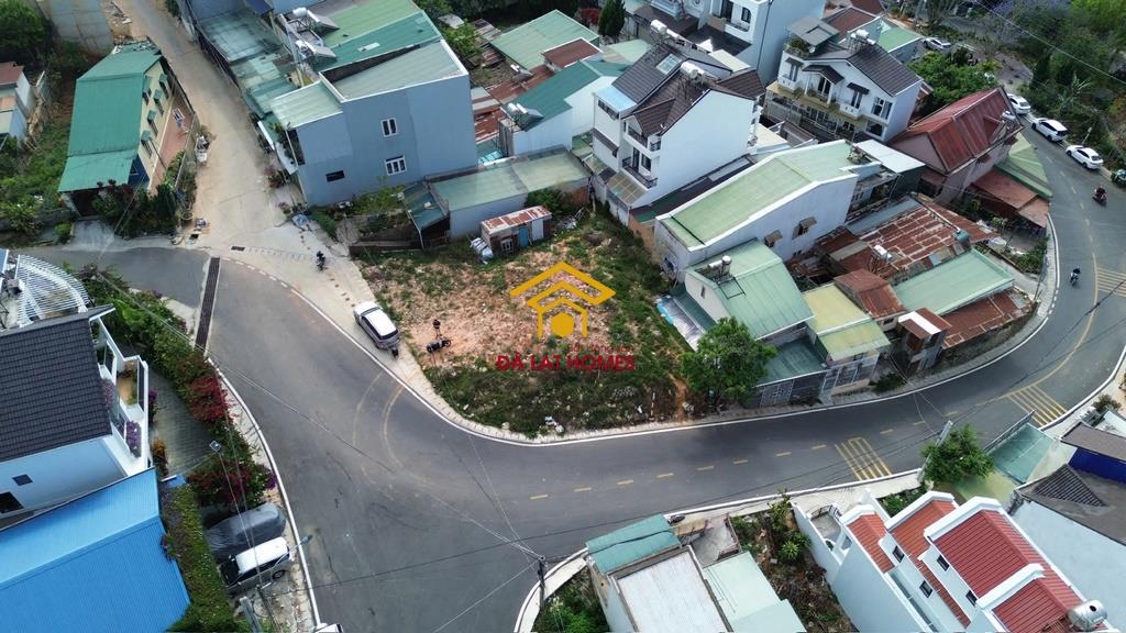 Lô góc 2 mặt tiền thoáng, có view. với dt 687,5m2  full đất ở