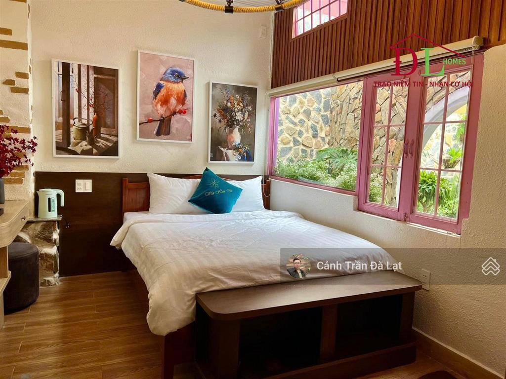 Biệt thự hoa đá, một trong những kiến trúc khá độc đáo. mặt tiền đường huyền trân