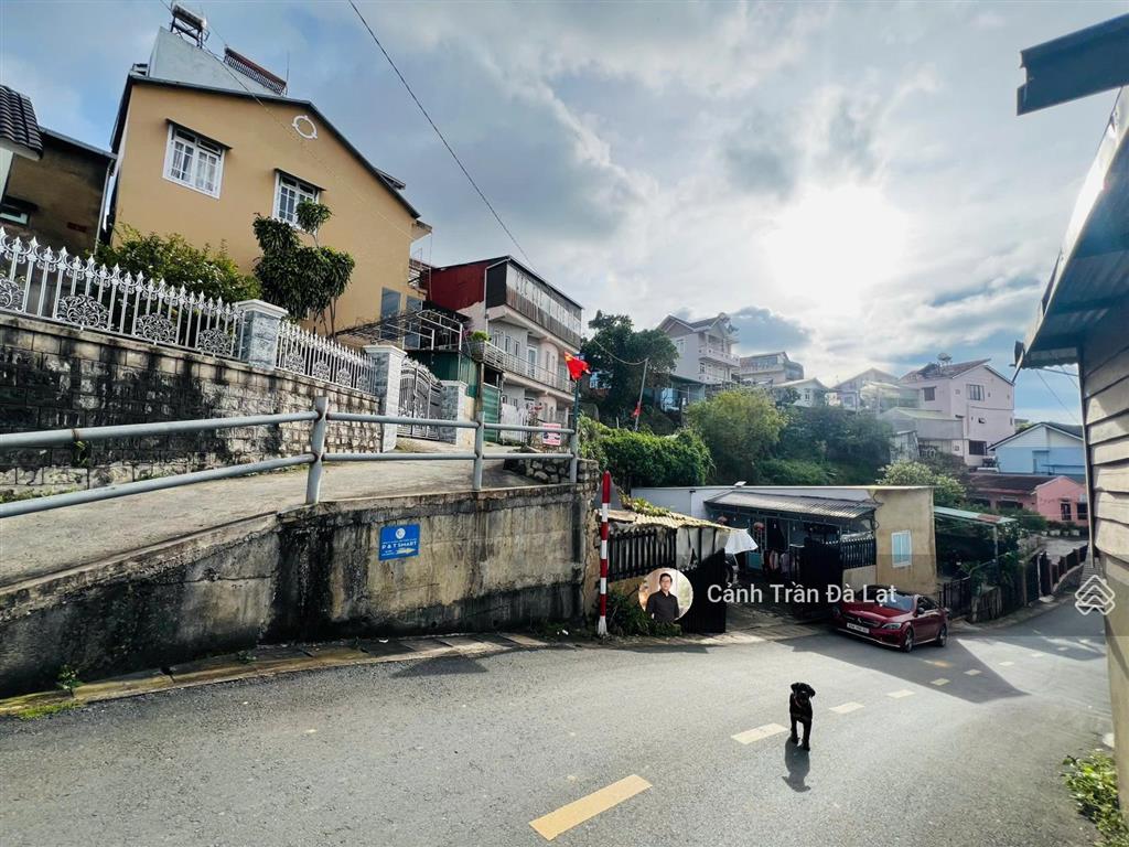 Lô đất mặt tiền đường, vị trí thoáng 3 mặt. ra hồ xuân hương, chợ đà lạt 2,5km