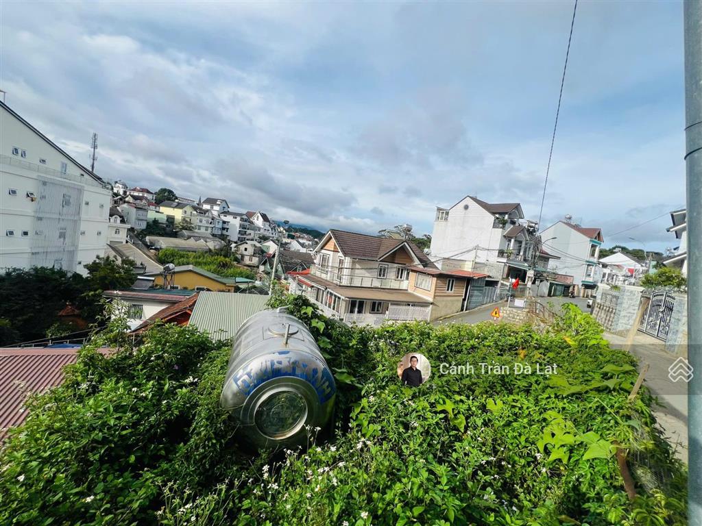 Lô đất mặt tiền đường, vị trí thoáng 3 mặt. ra hồ xuân hương, chợ đà lạt 2,5km