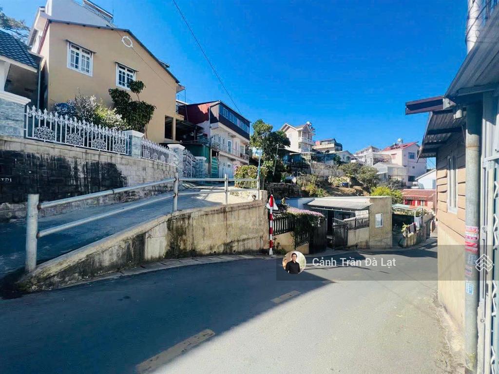 Lô đất mặt tiền đường, vị trí thoáng 3 mặt. ra hồ xuân hương, chợ đà lạt 2,5km