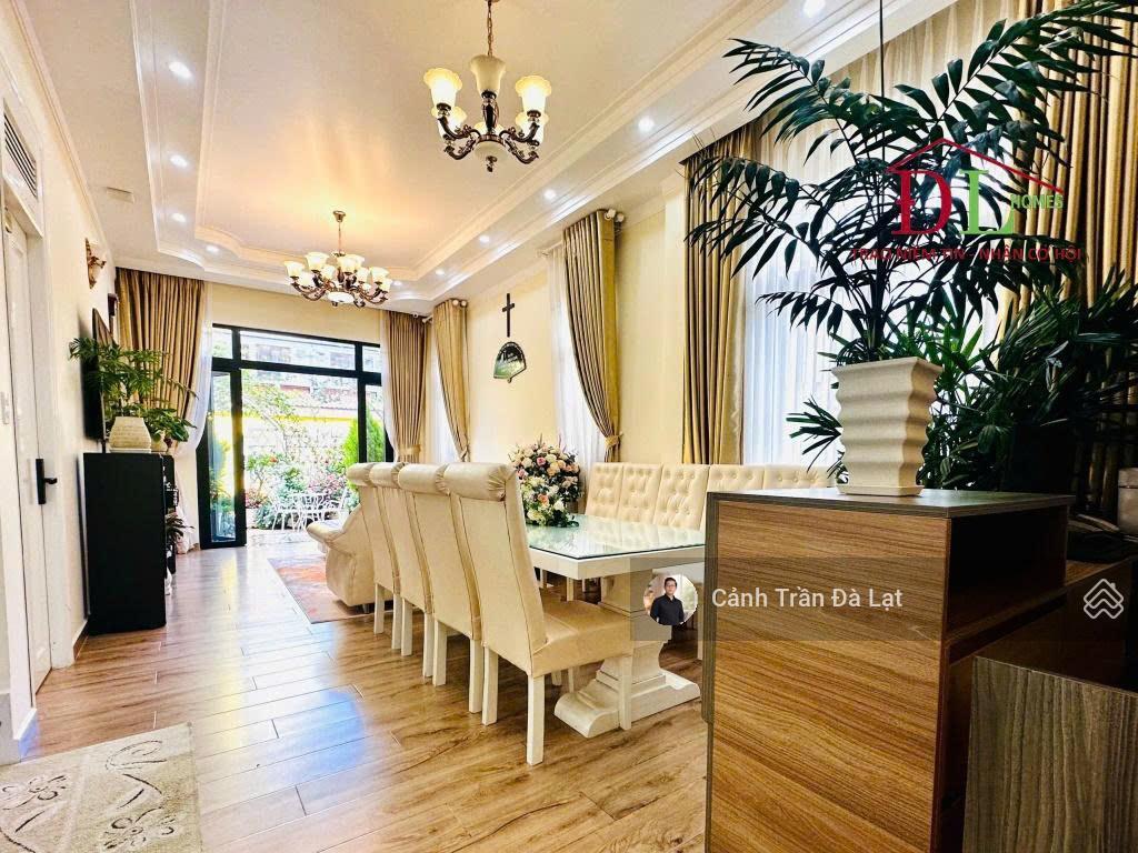 Bán căn villa 11 phòng rộng rãi, vị trí trung tâm, full nội thất vào vận hành ngay.