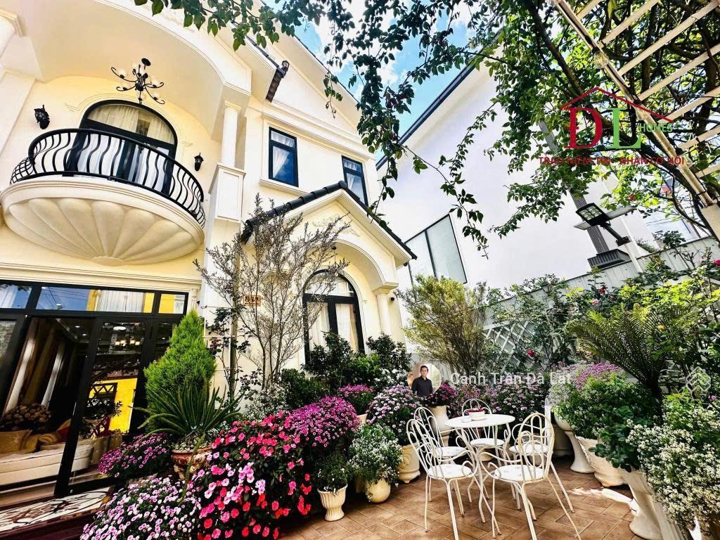 Bán căn villa 11 phòng rộng rãi, vị trí trung tâm, full nội thất vào vận hành ngay.