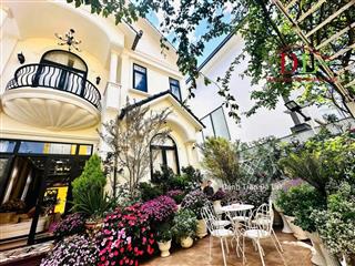 Bán căn villa 11 phòng rộng rãi, vị trí trung tâm, full nội thất vào vận hành ngay.