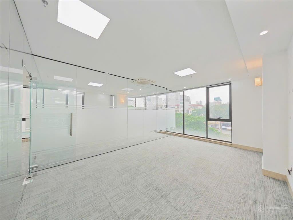 Cho thuê văn phòng tại đường hào nam sàn 50m2 đẹp mới 100% có hầm để xe rộng