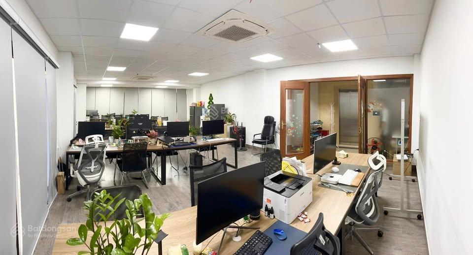 Cho thuê văn phòng tại trần quang diệu | 75m² | full kính, đỗ xe rộng  nhà full kính