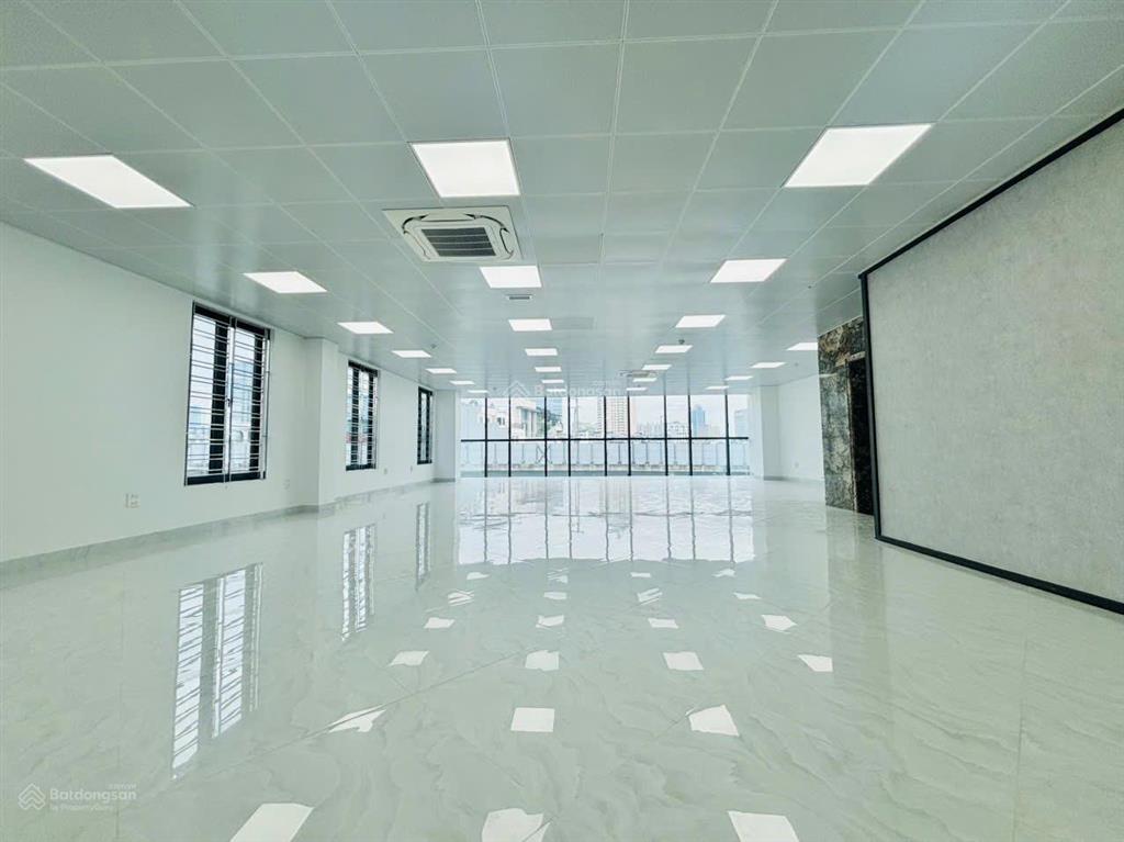 Cho thuê văn phòng tại phố văn cao sàn 130m2 giá siêu rẻ nhà mới xây view cực đẹp