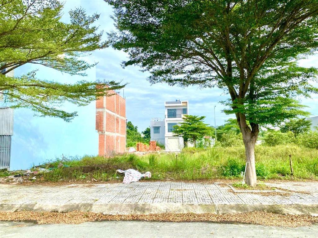 Chủ gửi nền đất 80m2 giá chốt 1.3 tỷ (thuế ai nấy đóng). alo em để biết thêm thông tin chi tiết
