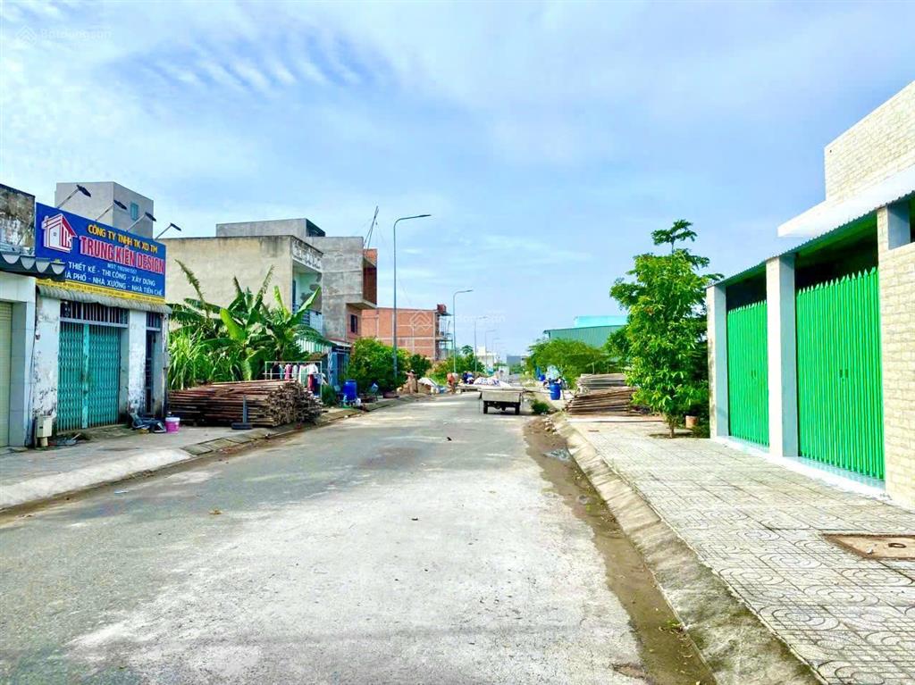 Chủ gửi nền đất 80m2 giá chốt 1.3 tỷ (thuế ai nấy đóng). alo em để biết thêm thông tin chi tiết