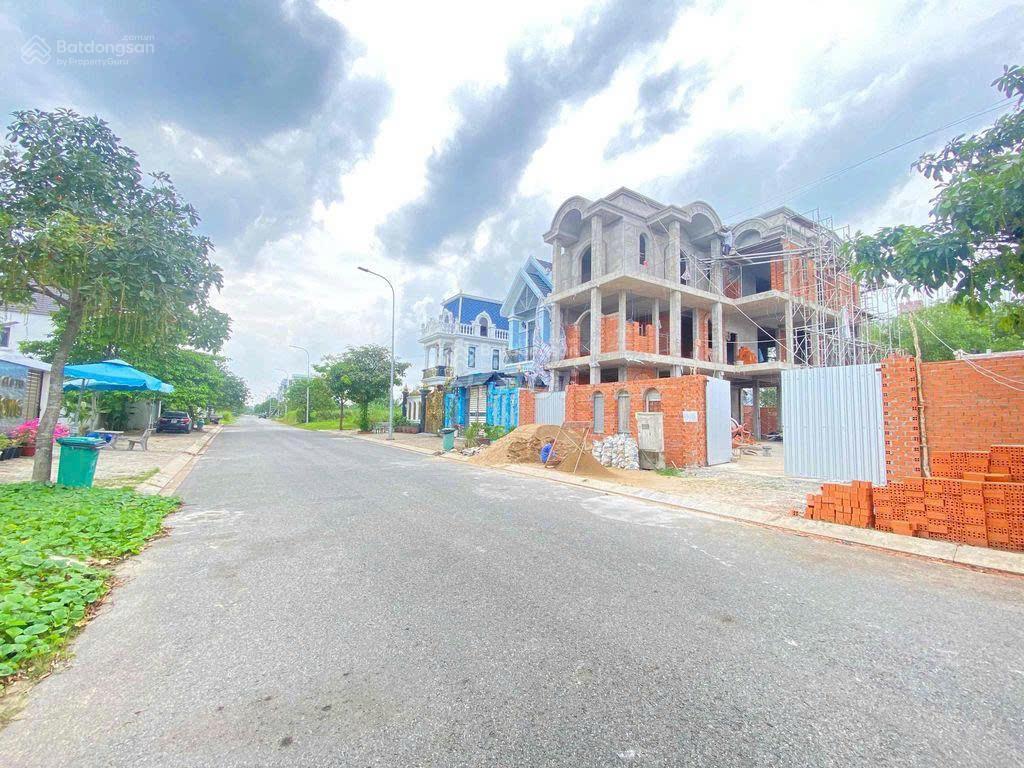 Chịu lỗ ngân hàng chủ bán gấp lô biệt thự 161.2m2. mt đường nhựa 20m đs 2 khu dân cư phạm văn hai