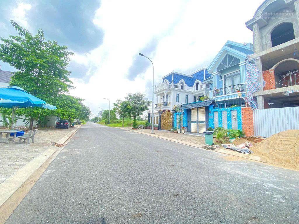 Chịu lỗ ngân hàng chủ bán gấp lô biệt thự 161.2m2. mt đường nhựa 20m đs 2 khu dân cư phạm văn hai