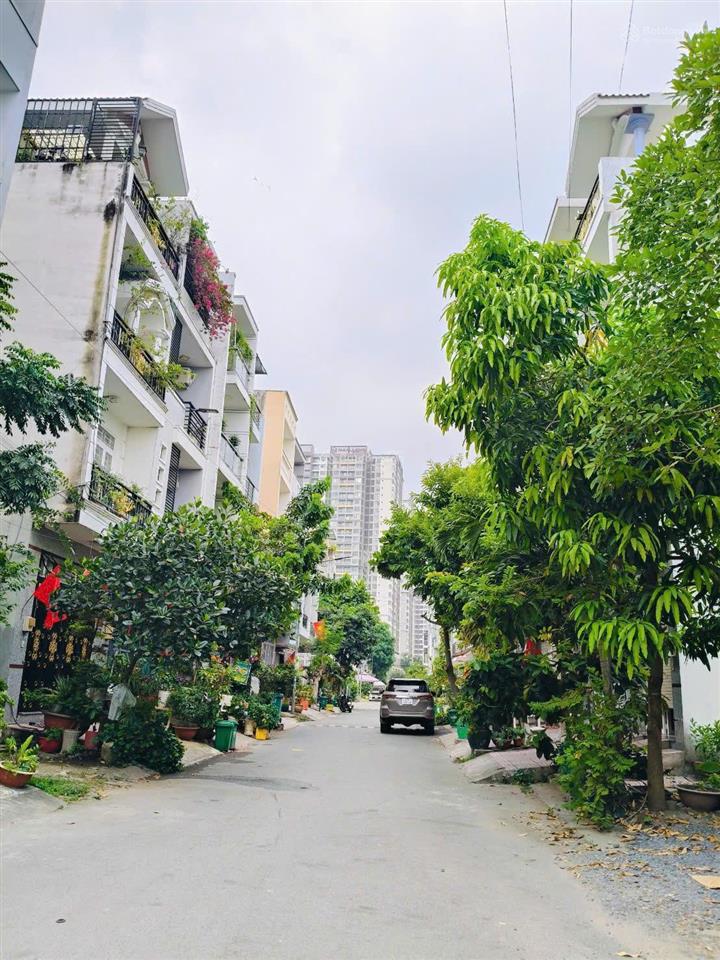 Ngay ngã tư võ văn kiệt kdc hương lộ 5. còn sót lại 1 nền 64m2 thổ cư giá 6.5 tỷ thương lượng.