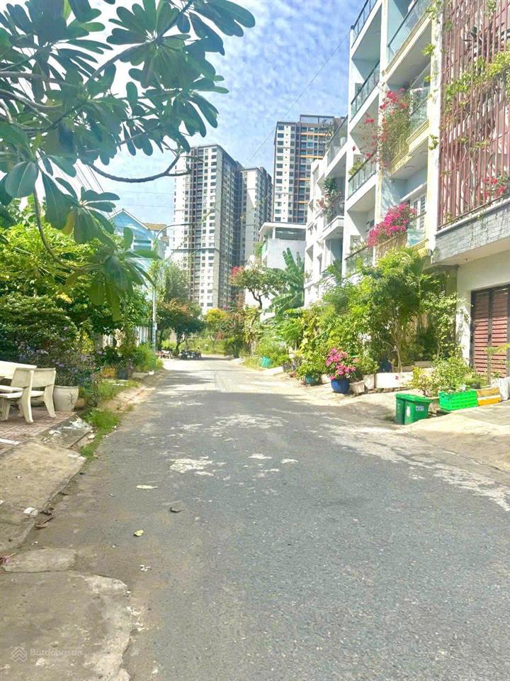 Ngay ngã tư võ văn kiệt kdc hương lộ 5. còn sót lại 1 nền 64m2 thổ cư giá 6.5 tỷ thương lượng.