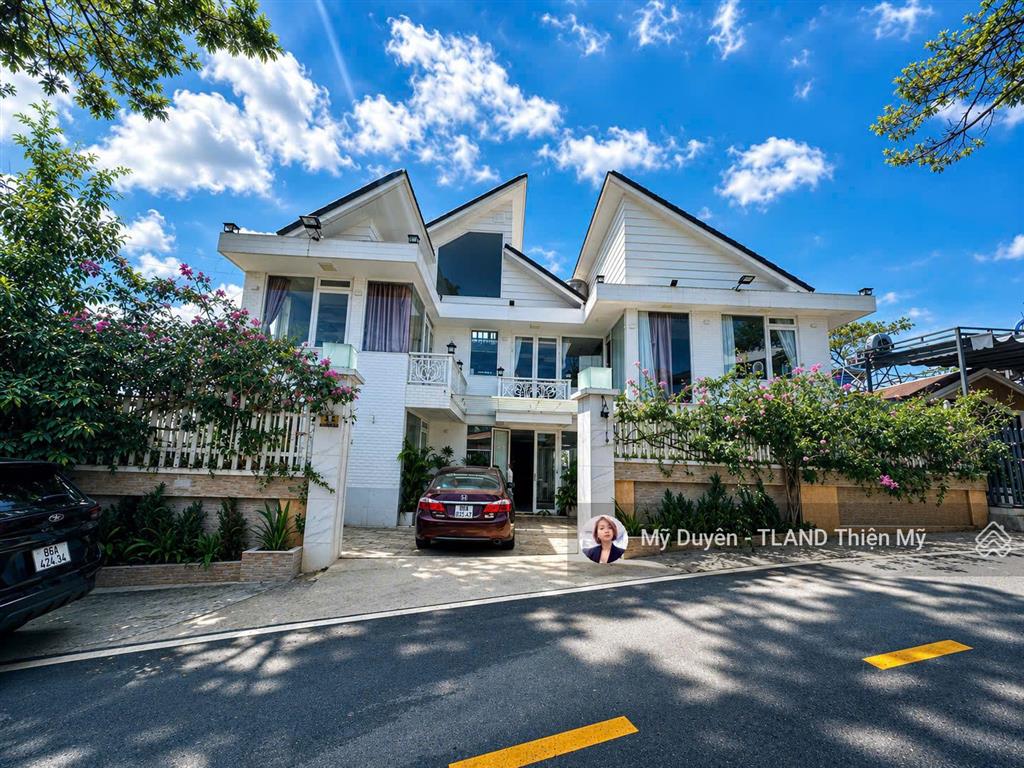Hạ giá bán nhanh villa ngang 17m mặt tiền đồi yên thế view thông p10 đà lạt 212m2 chỉ 26 tỷ