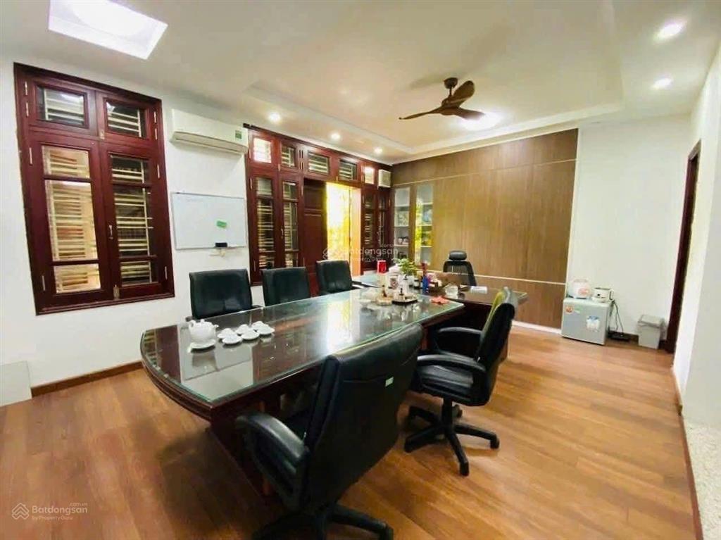 Bán rẻ! lô góc 2 mặt tiền hoàng cầu 3 ôtô tránh vỉa hè, sát quận ủy view hồ 45m2*5t dt 900 tr/năm