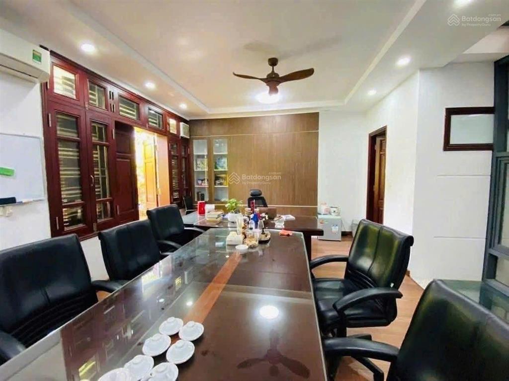 Bán rẻ! lô góc 2 mặt tiền hoàng cầu 3 ôtô tránh vỉa hè, sát quận ủy view hồ 45m2*5t dt 900 tr/năm