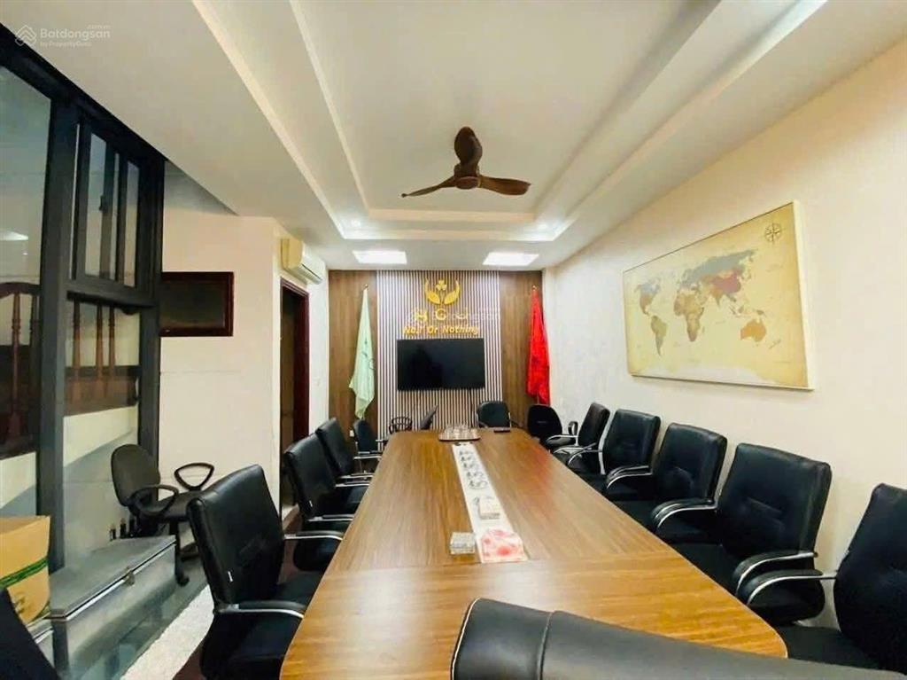 Bán rẻ! lô góc 2 mặt tiền hoàng cầu 3 ôtô tránh vỉa hè, sát quận ủy view hồ 45m2*5t dt 900 tr/năm
