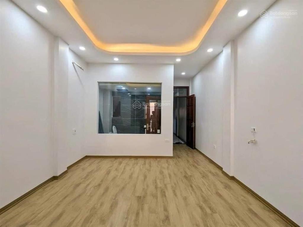 Phải nhanh! hoàng cầu phân lô ô tô dừng đỗ gần hồ, 70m*6t, mt 5m vừa ở vừa kinh doanh dt 800tr/năm